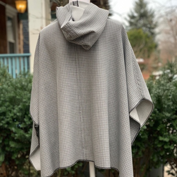 Handmade Houndstooth Hooded Cape with Front Pockets and Oversized Buttons, XL - Picture 5 of 10